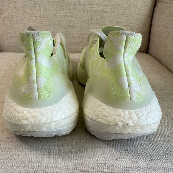 Adidas Ultraboost 22 Womens 9 Running Shoes Almost Lime Cloud White New NWT - Picture 4 of 7